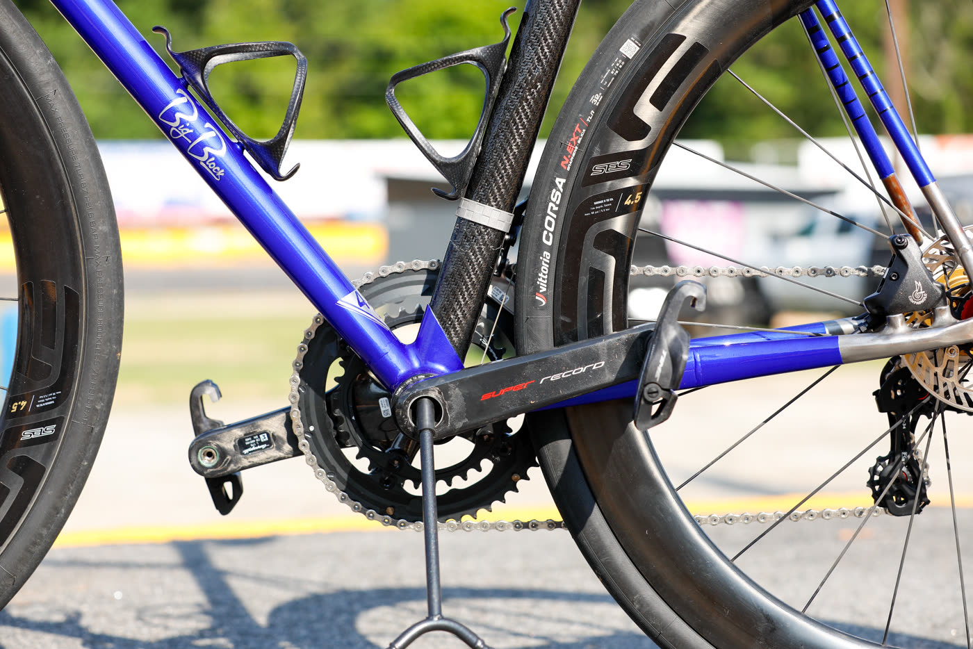 Tire clearance at the 427's carbon seat tube and rear triangle, Big Block script on the down tube