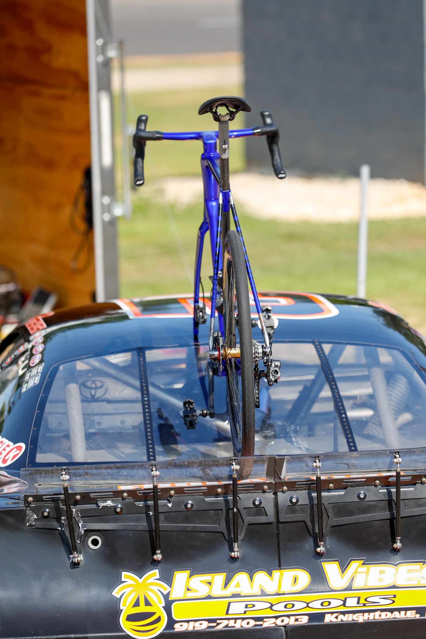 The 427 strapped to the roof of the race car in the pits