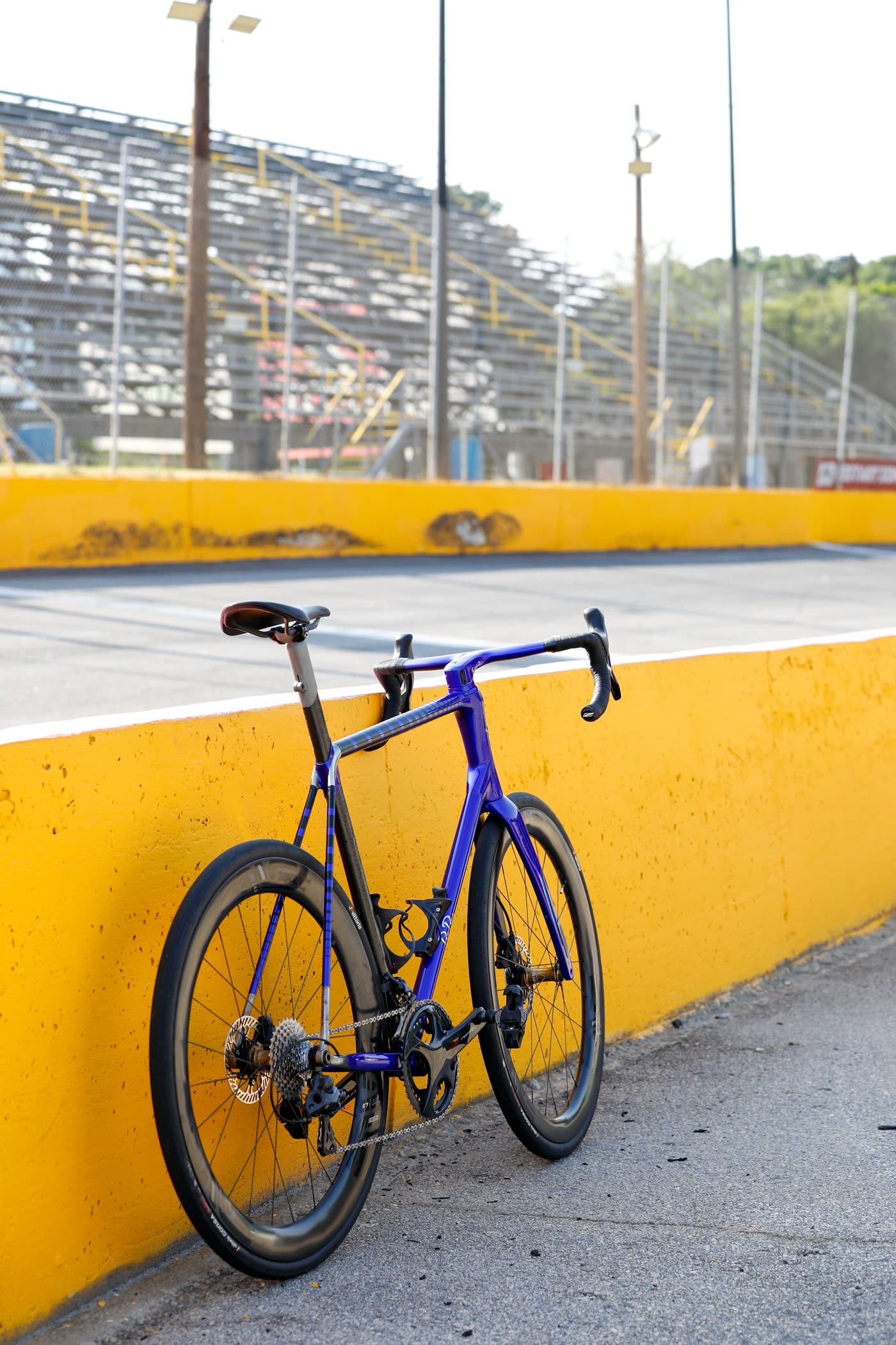The 427 against the yellow retaining wall with the grandstands behind