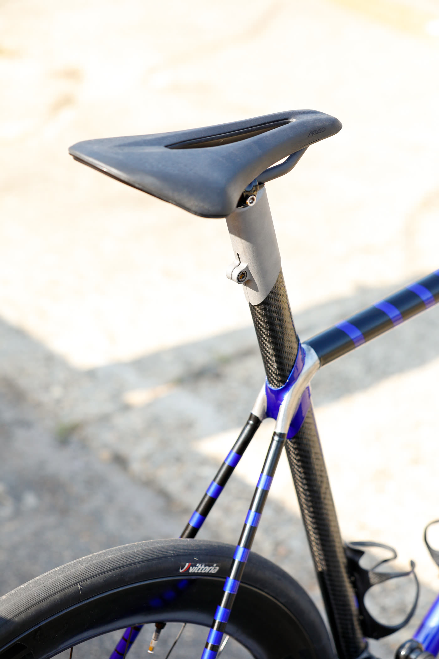 Titanium seat mast clamped onto the in-house carbon airfoil seat tube